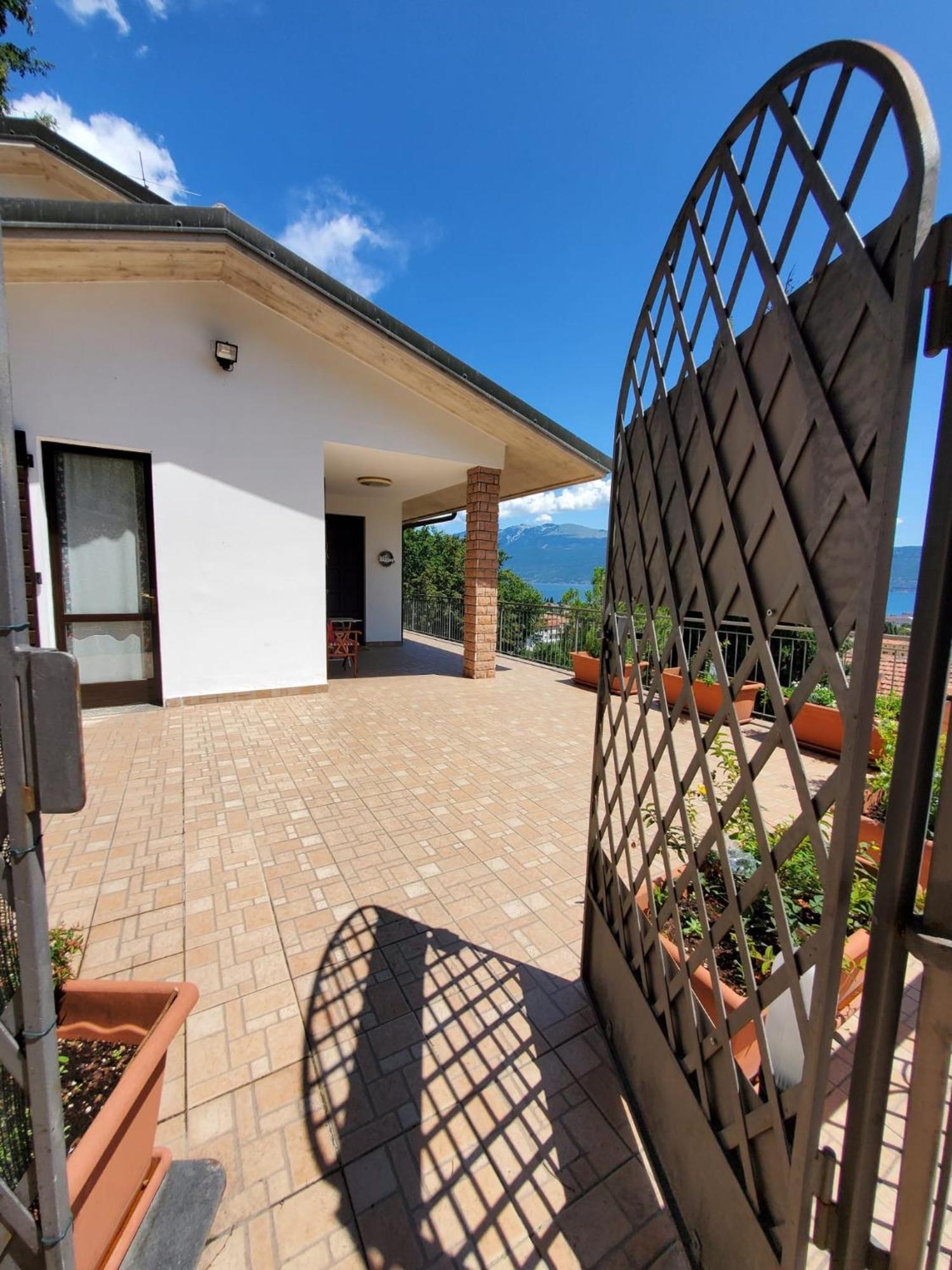 Garda Sunshine Apartment ตอสโกลาโน มาแดร์โน ภายนอก รูปภาพ